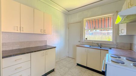 3 BEDROOM HOUSE - READY TO MOVE IN - Photo 3