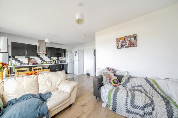3 bedroom flat to rent - Photo 1