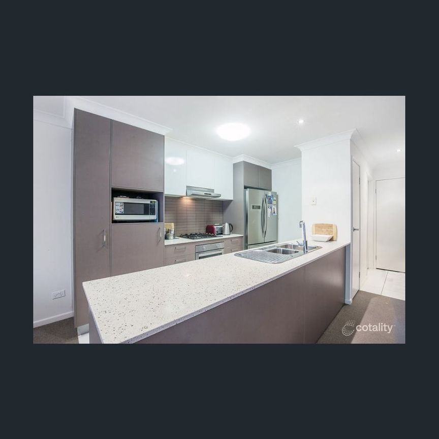 3-Bedroom Modern Townhouse Backing onto Parkland in Secure Estate - Photo 1
