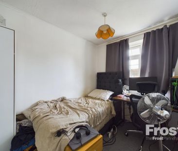 4 bedroom end of terrace house to rent - Photo 4
