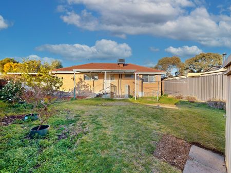 Comfort, Space & Location! - Photo 2