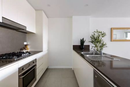 Split level apartment with generous proportions - Photo 4