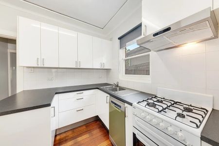 Lovely brick home with spacious pet friendly yard - Photo 4