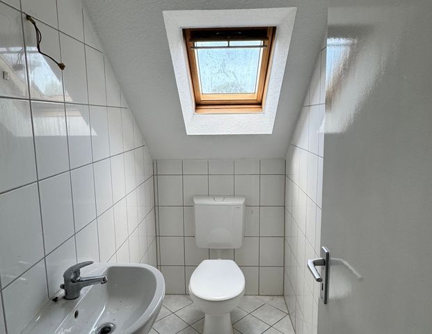 Schöne 3 Zimmer Dachgeschosswohnung in Essen Altendorf. Renoviert und bezugsfertig! - Foto 1