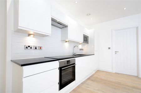 2 bedroom Flat in Garrard House, Reading - Photo 5