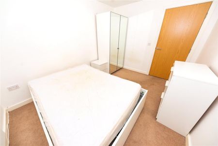 3 bedroom flat to rent - Photo 4