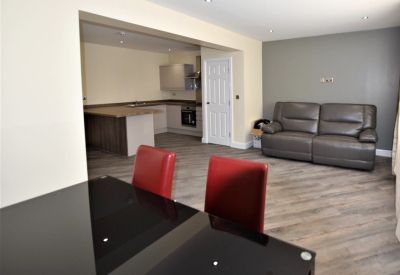 2 bedroom Flat in Woodsley Road, Leeds - Photo 3