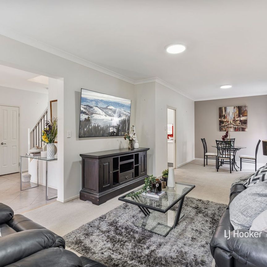 Comfortable and Spacious Family Home in a Top-Tier Location. - Photo 1