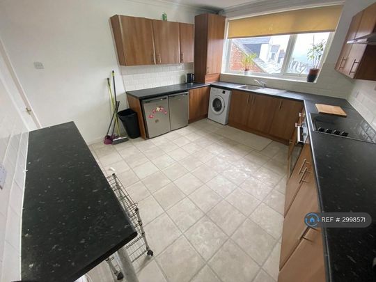 4 bedroom flat to rent - Photo 1