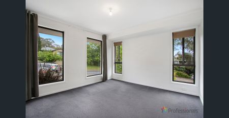 CONVENIENTLY LOCATED MODERN HOME - Photo 3