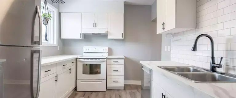 Beautiful & Updated 2 Bedroom Century-home Residence or Rent in Hamilton | 106 Eastbourne Avenue, Hamilton - Photo 1