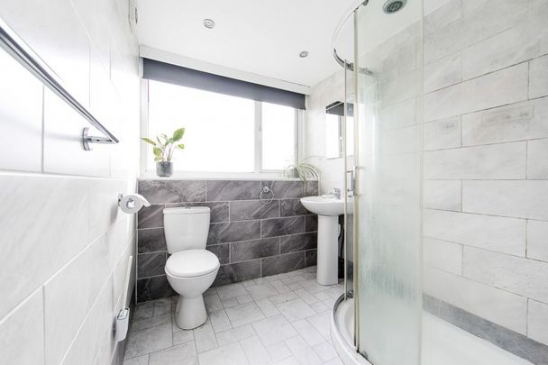 The Village Street, Burley, Leeds - Photo 1