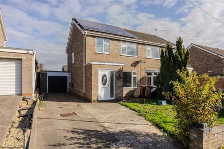 3 bedroom semi-detached house to rent - Photo 2