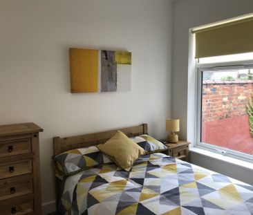 Manor Court Road, Nuneaton - - Photo 3