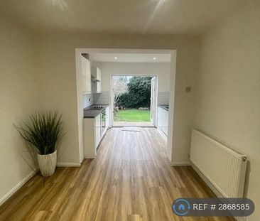 3 bedroom semi-detached house to rent - Photo 5
