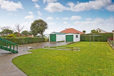 Secure Flat with massive back yard - Photo 2