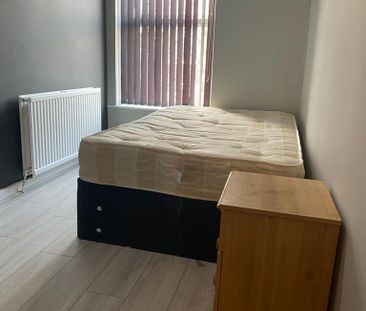 3 bedroom flat to rent - Photo 2