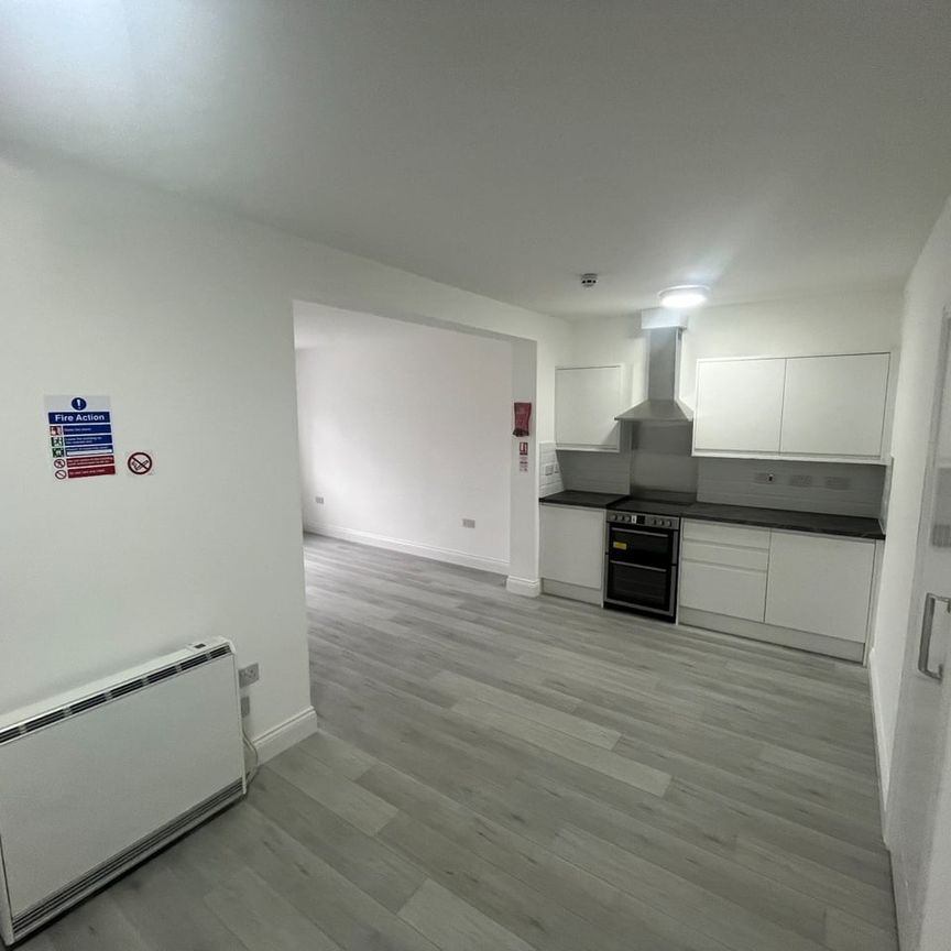 Studio Flat, Colwood Gardens, SW19 - Photo 1