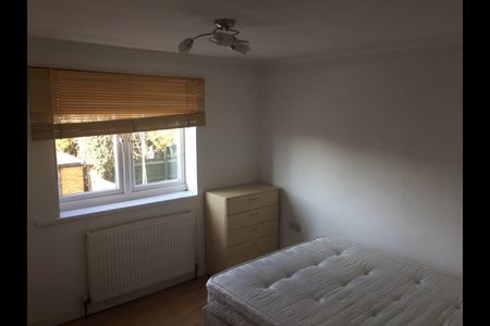 Room in a Shared House, Hainult Road, E11 - Photo 5
