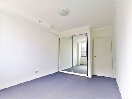 SPACIOUS 2-BEDROOM APARTMENT IN A SECURITY BLOCK - Photo 2