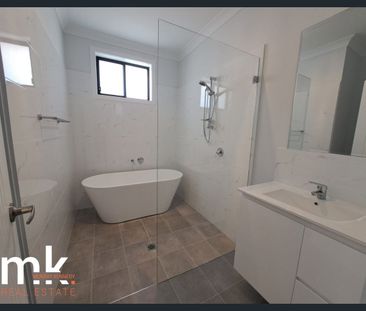 4 BEDROOM FAMILY HOME! - Photo 2