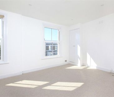 3 bedroom flat in London - Photo 4