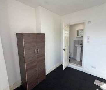 Room in a Shared House, Arngask Road, SE6 - Photo 4