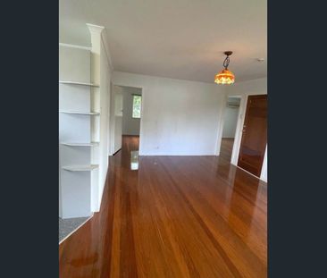 Convenient location - freshly painted & polished floors - Photo 5