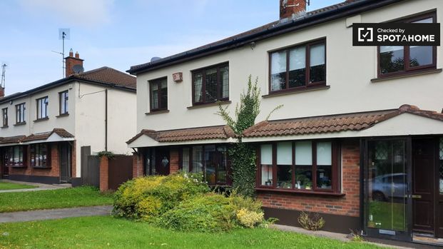 Cosy room in 5-bedroom house in Sandyford, Dublin - Photo 1