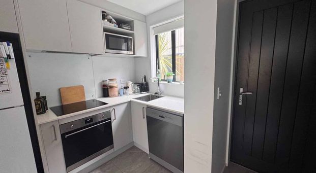 CITY CENTRE - TWO BEDROOM CENTRAL TOWNHOUSE WITH TWO BATHROOMS - Photo 1