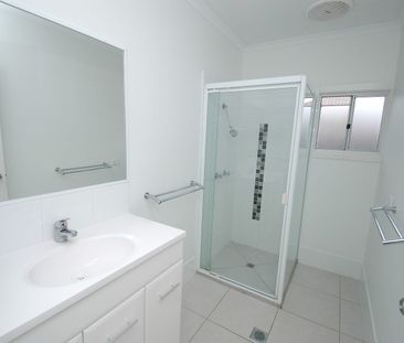 SHORT WALK TO HINKLER PLACE, PUBLIC TRANSPORT & BUNDABERG CBD - Photo 6