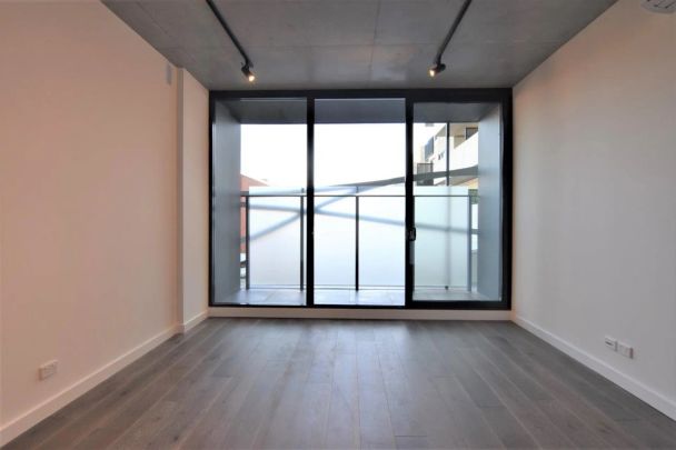 CONTEMPORARY 1 BEDROOM APARTMENT - Photo 1