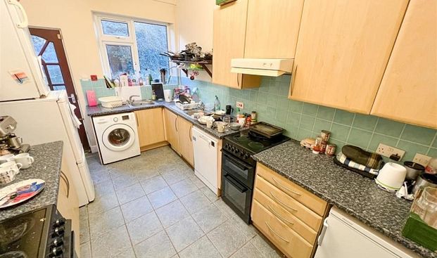 Stylish 9-Bedroom House - Photo 1