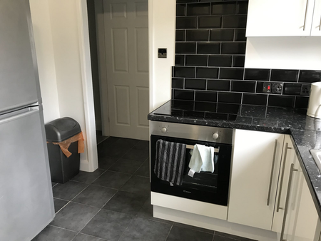 1 bedroom in a house share to rent - Photo 3