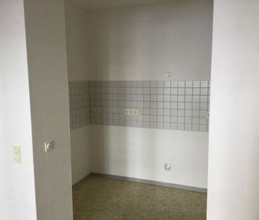 Wir sanieren diese 1-Raum-Wohnung im Erdgeschoss mit kleiner Terrasse. - Foto 1