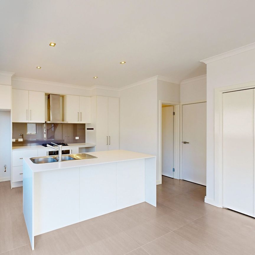 Modern 3-Bedroom Townhouse - Just 1km to Tullamarine Primary School - Photo 1