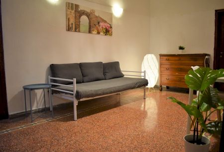 Bright and cozy private room in the city center of Florence - Photo 2