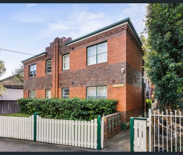 Top-Floor Art Deco Apartment with Light, Charm and Community Feel - Photo 3