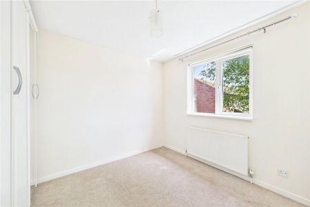 4 bedroom House in The Delph, Reading - Photo 5