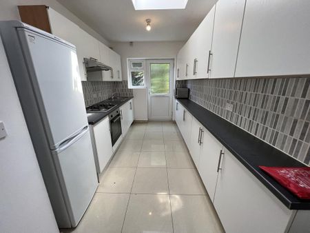 5 bedroom semi-detached house to rent - Photo 5