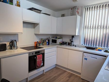 4 Bed Terraced House, Moseley Road, M14 - Photo 2