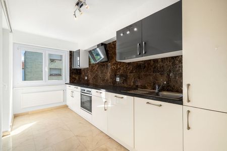 Appartement de 4,5 pièces avec balcon entièrement rénové. - Photo 3