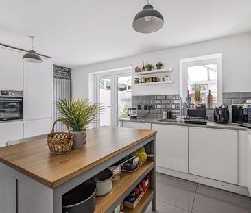 4 bedroom semi-detached house to rent - Photo 5