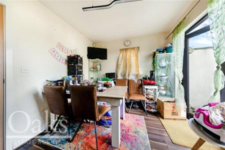 4 bedroom end of terrace house to rent - Photo 3