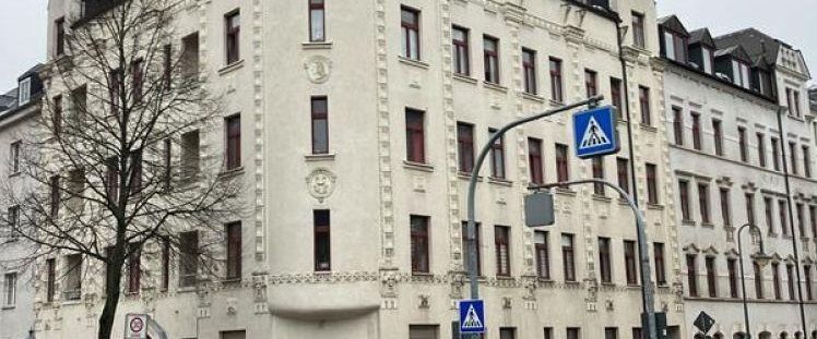 Große DG 3-Zimmer mit Laminat, Wanne, Dusche und Aufzug in zentraler Lage! EBK mgl. - Foto 1