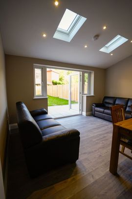 6 Bed Semi-Detached House, Morris Road, SO15 - Photo 1