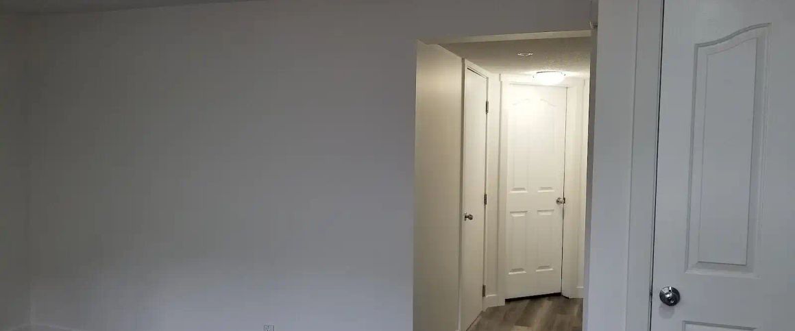 Masters bedroom (Spacious with own walk-in closet, jetted tub, shower, toilet — 1 Bedroom Room For Rent - Photo 1