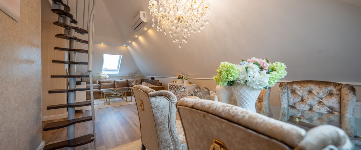 Altbaucharme trifft Komfort – Dachgeschosswohnung mit Klimaanlage - Foto 1