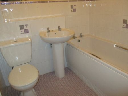 3 bed Town House - To Let - Photo 4