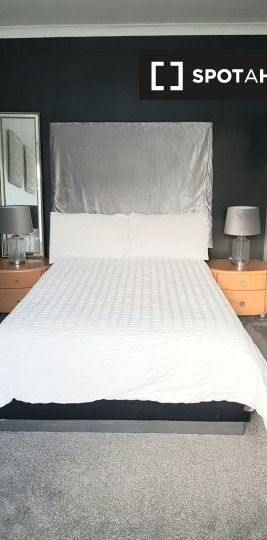 Modern room for rent in 5-bedroom house, Woodstown Village - Photo 1